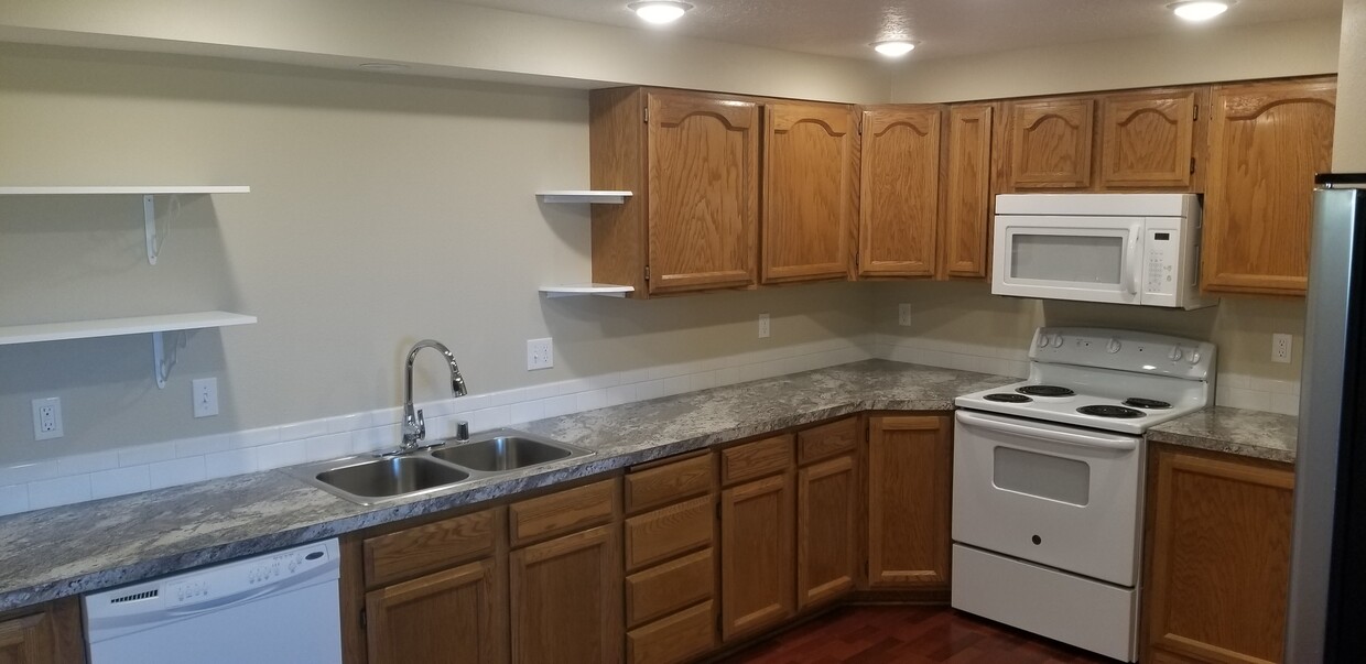 Kitchen - 3839 W Prairie Ave