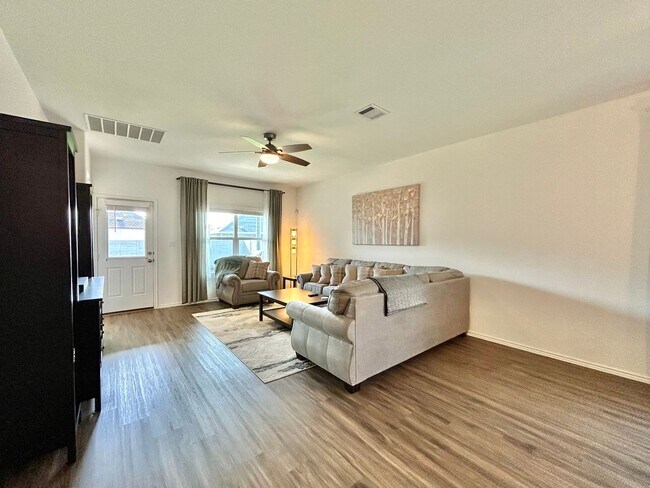Foto del edificio - 3/BR 2/BA Home with Modern Comforts and a ...
