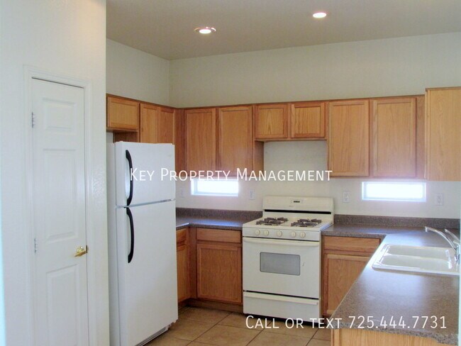 Foto del edificio - 4 BEDROOM HOME IN THE SILVERADO RANCH AREA!