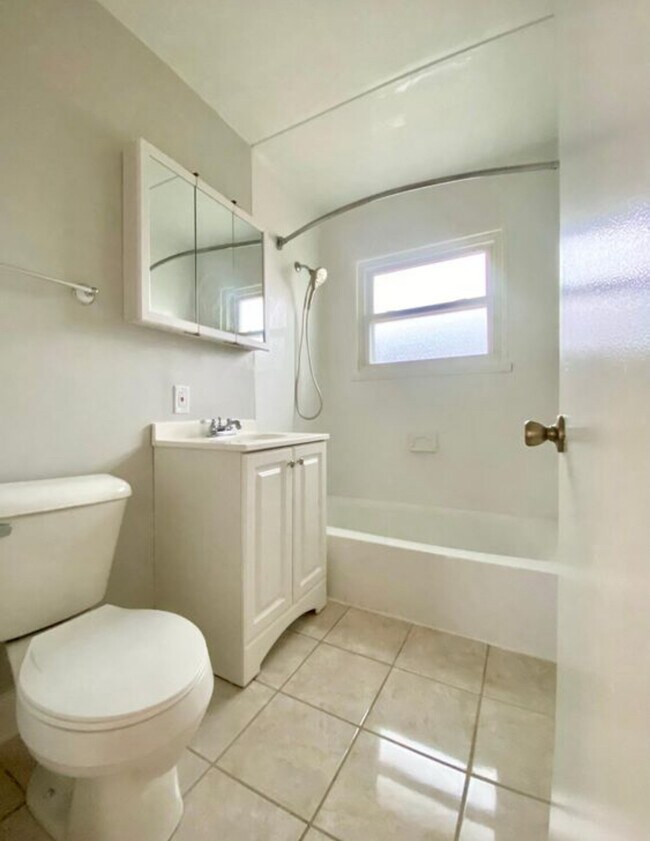 Photo - 805 Hickory St Apartments