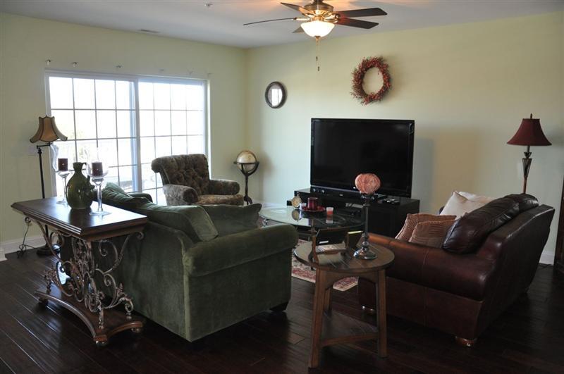 Great room / Living room - 235 N Whittaker St
