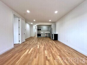 Building Photo - Brand New 4BD/2BA Penthouse with Skylight,...