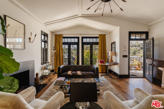 Foto del edificio - 430 Mesa Rd