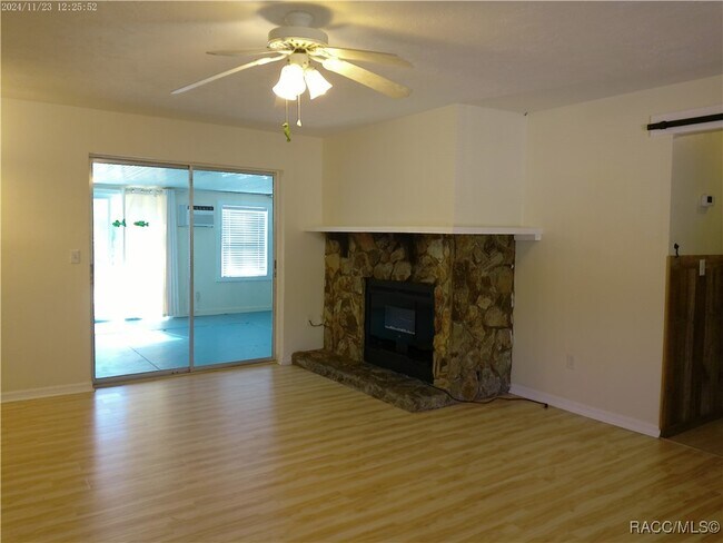 Foto del edificio - 4960 E Arbor St