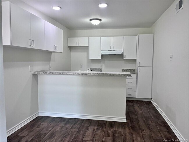 Building Photo - Remodeled 1/1 Townhome!