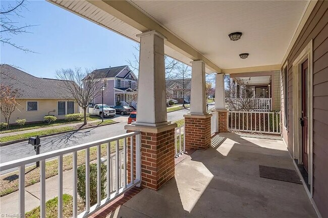 Foto del edificio - Room in House on Integrity Oaks Dr