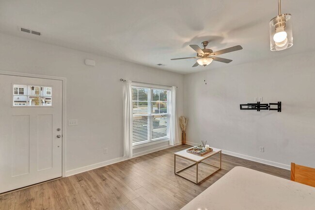 Building Photo - Hendersonville Townhome