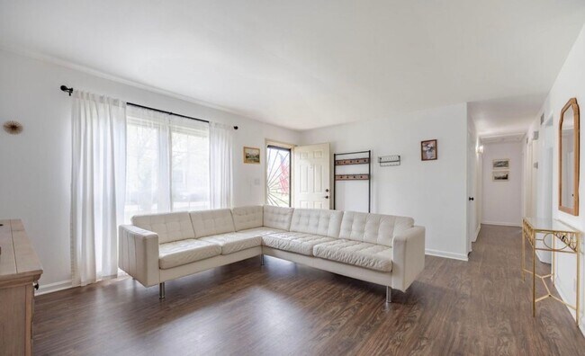 Building Photo - 3BR/2BA Home w/Finished Basement for Rent in Jtown!