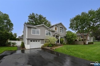 Building Photo - 40-10 Terhune Pl
