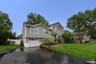 Building Photo - 40-10 Terhune Pl