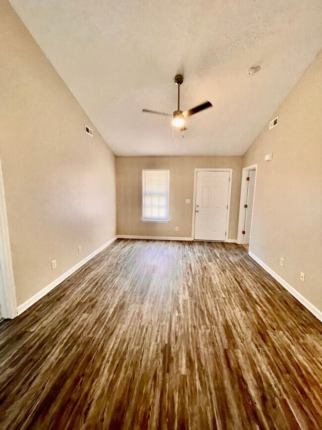 Building Photo - Welcome to this charming 3 bedroom, 2 bath...