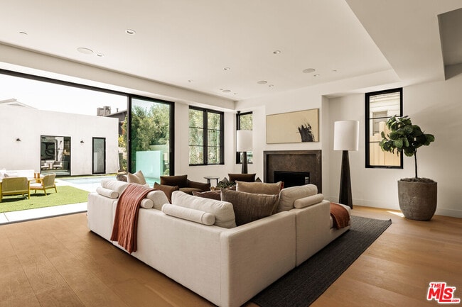 Foto del edificio - 4256 Camellia Ave