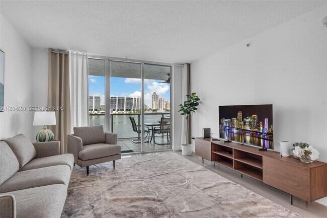 Foto del edificio - 18100 N Bay Rd