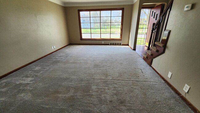 Building Photo - Large family home