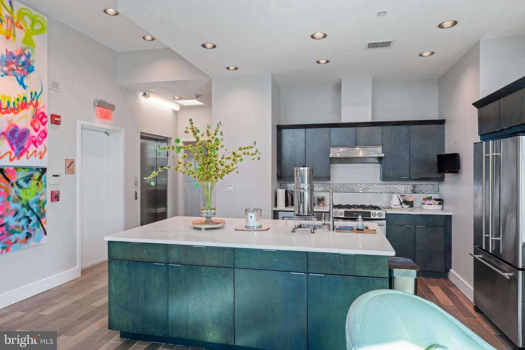 Foto principal - 7809 Woodmont Ave
