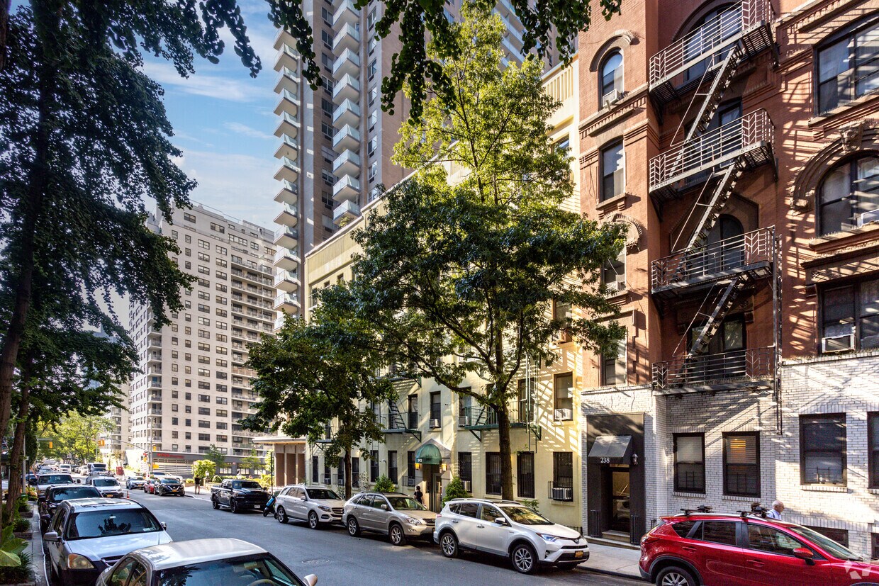 Building Photo - 242 E 87th St