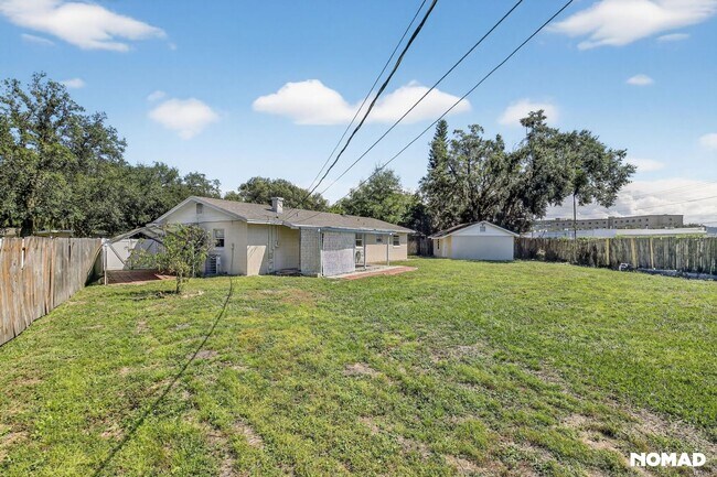Foto del edificio - Updated, Large yard, quiet neighborhood, and convenient location
