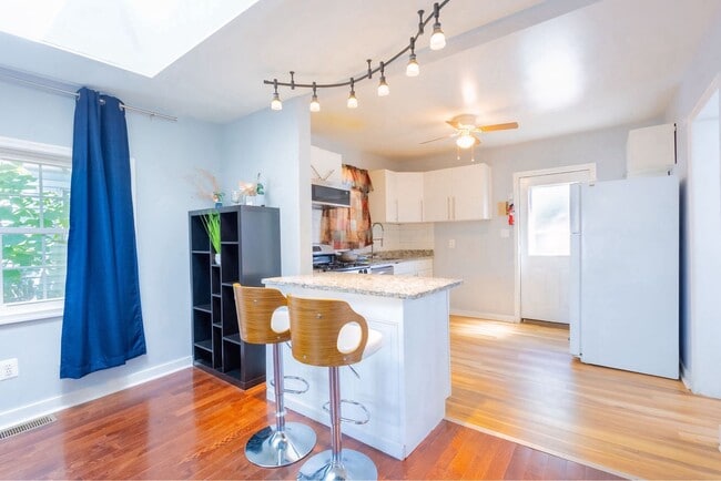 Building Photo - Charming 3 BR/1 BA Single-Family Home in C...