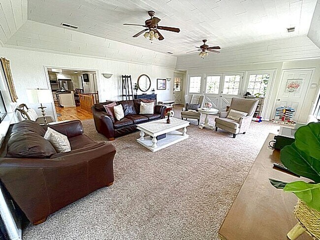 Building Photo - Mountain Retreat Home in Summit Park