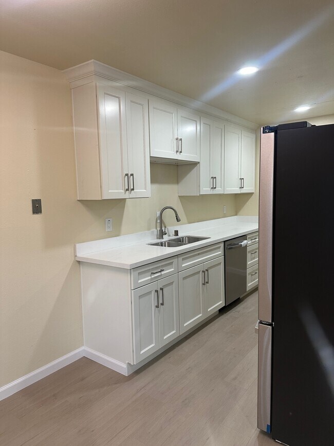 Building Photo - 1341 Drake Dr