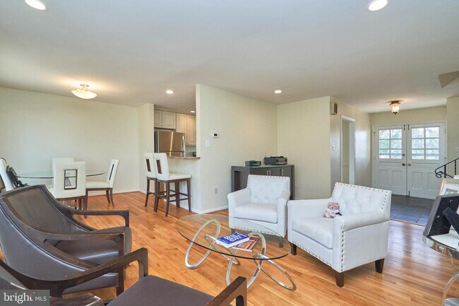 Foto del edificio - 8714 Pine Needles Ct