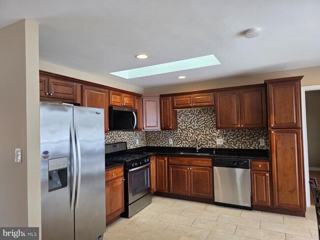 Building Photo - 6212 Thomas Dr