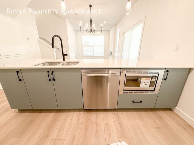 Building Photo - Modern 2 Beds, 2.5 Baths Main Floor/ Upper...