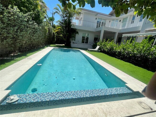 Foto del edificio - 321 Palmwood Ln