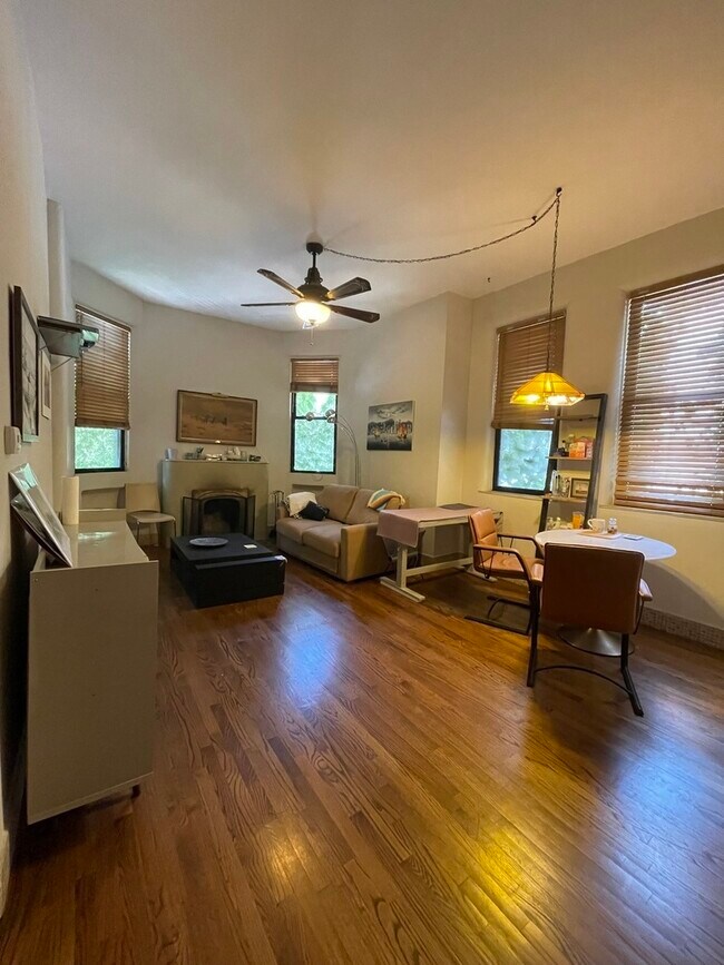 Foto del edificio - 1856 N Lincoln Ave