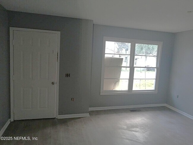 Foto del edificio - 1568 Hatley St W