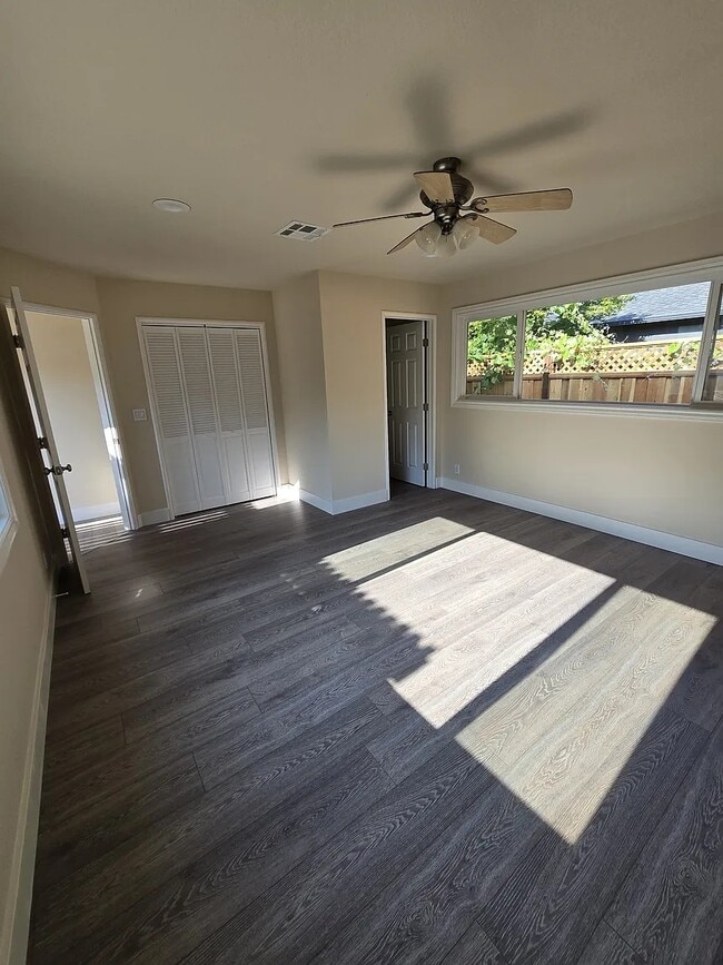 Building Photo - 934 Juanita Dr