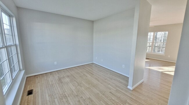 Building Photo - 3 Bed / 2-1/2 Bath Single Family Home w/1-Car garage