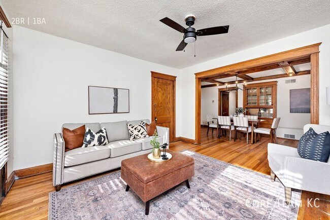 Building Photo - Charming two bedroom!