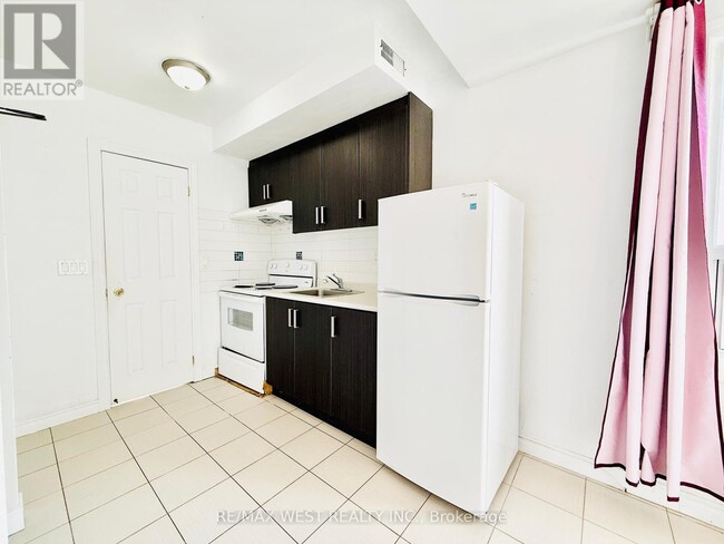 Photo du bâtiment - 6L-672-676 SHEPPARD Ave