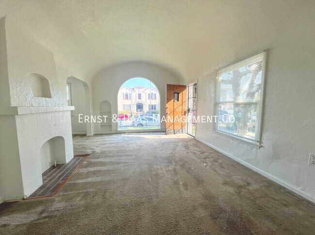 Foto del edificio - Wonderful Front Unit with a 1 Car Garage!