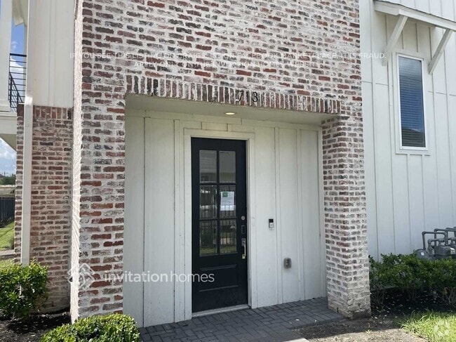 Building Photo - 713 Carriage Knls Dr
