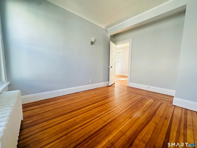 Foto del edificio - 133 Quaker Ln S