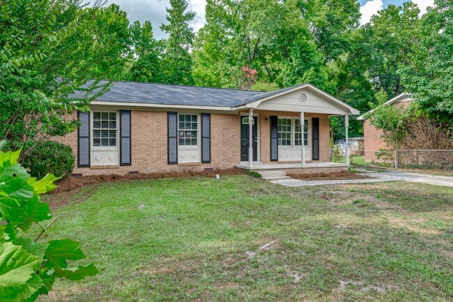 Building Photo - Renovated with 4 Bedrooms!