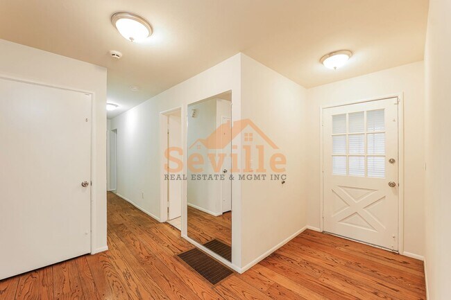 Foto del edificio - Oakland Hills Home with Spacious Patio & Garage Parking