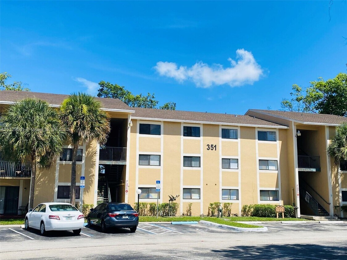 351 Palm Way Unit 202, Pembroke Pines, FL 33025 Condo for Rent in