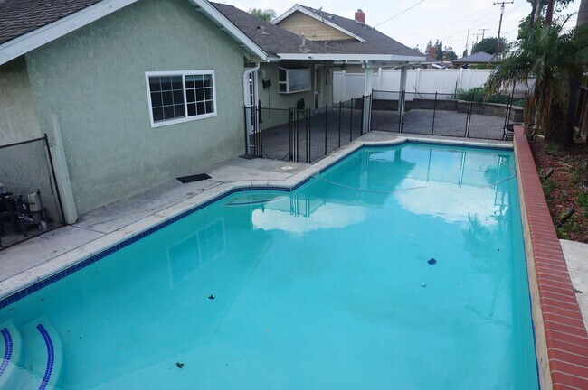 Foto del edificio - Charming 3 Bed 2 Bath Pool Home in City of Orange