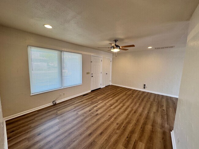 Foto del edificio - Versatile 3-bedroom, 1.5-bath Home Available in OKC!
