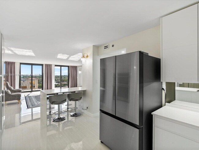Building Photo - 8877 Collins Ave