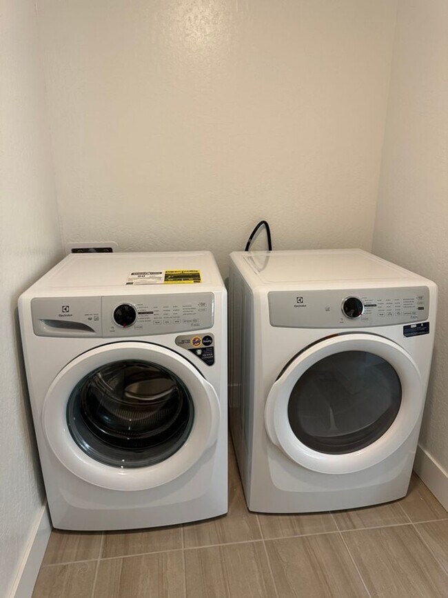 Foto del edificio - 566 Mahogany  (Spruce & Peach)