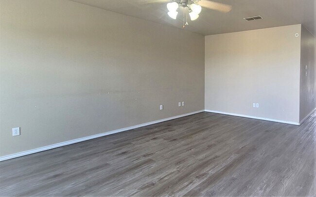 Building Photo - FOR LEASE -GEOURGOUS  3/2/1 WITH LARGE YAR...