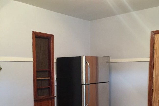 Kitchen - 1008 Rawson E Ave
