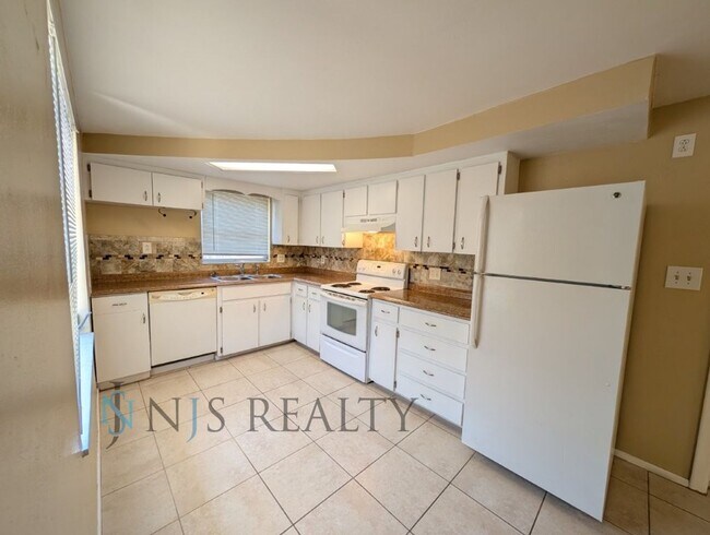 Foto del edificio - Welcoming 2bed/1.5bath home: 1080sqft, tile throughout, upgraded kitchen/bath & BONUS room!