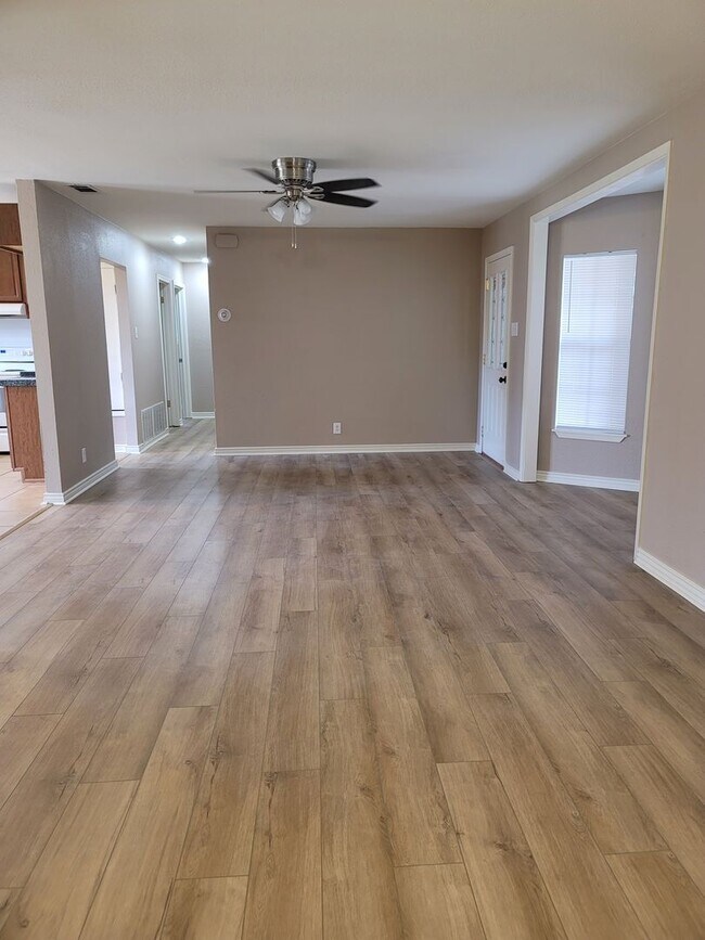 Foto del edificio - Four Bedroom Ranch with New Flooring