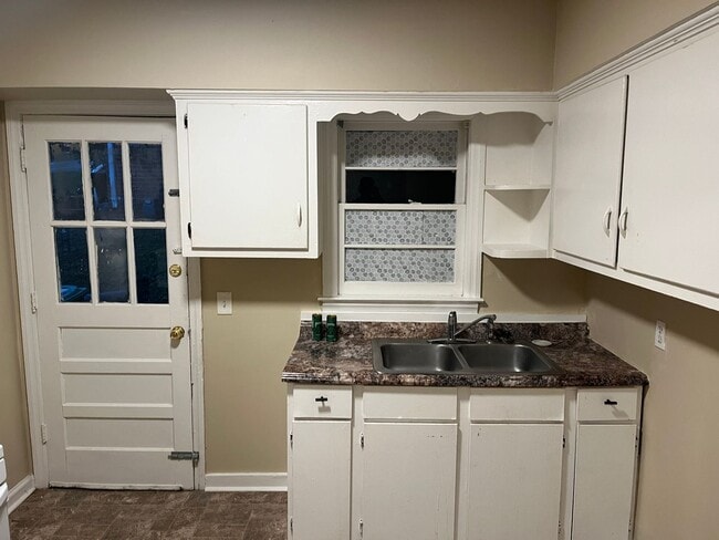 Foto del edificio - 127 Torch Hill Rd