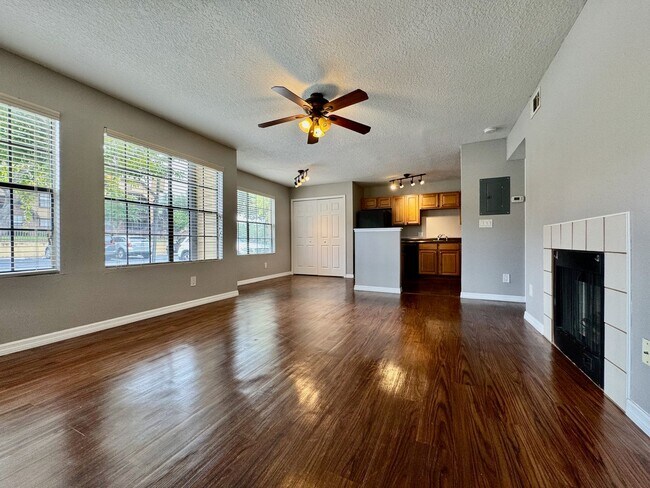 Building Photo - 2/2 Condo in Gated Lakefront Community ~ G...